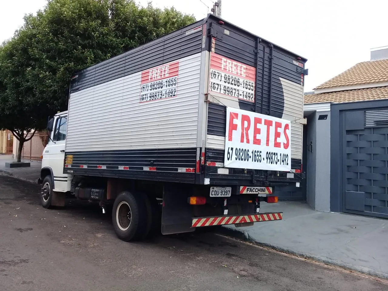 Caminhão baú utilizado nas mudanças da Emílio Fretes